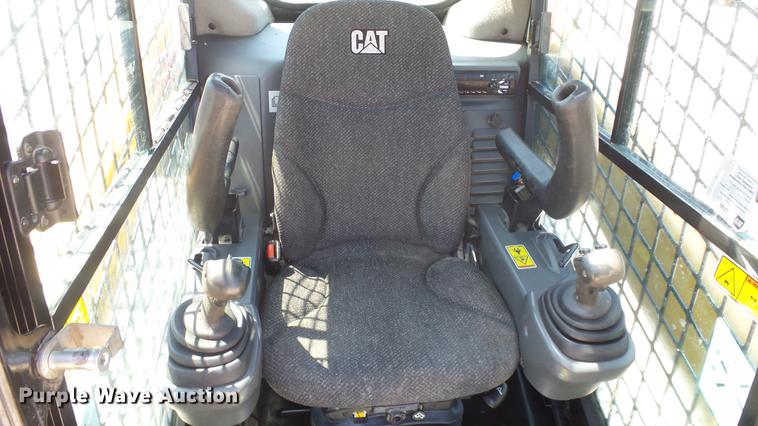 image for item DE7227 2014 Caterpillar 272D skid steer