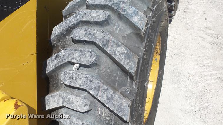 image for item DE7227 2014 Caterpillar 272D skid steer