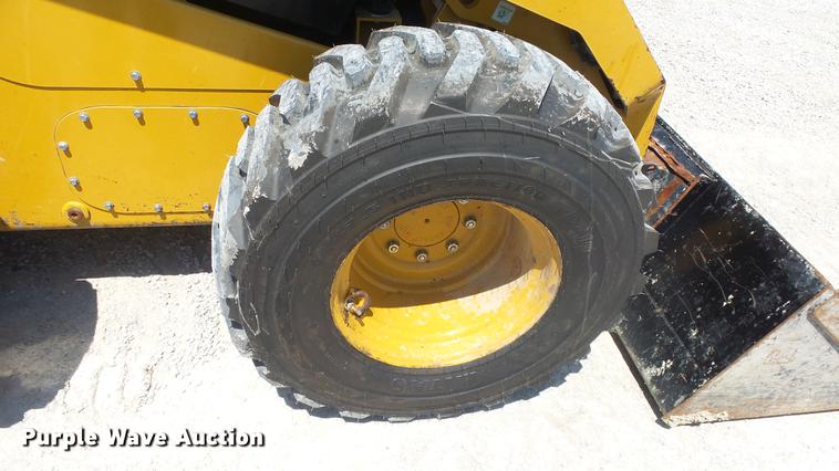 image for item DE7227 2014 Caterpillar 272D skid steer