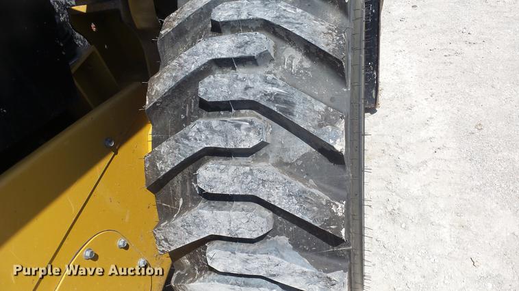 image for item DE7227 2014 Caterpillar 272D skid steer