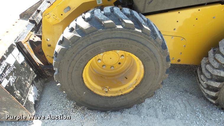 image for item DE7227 2014 Caterpillar 272D skid steer