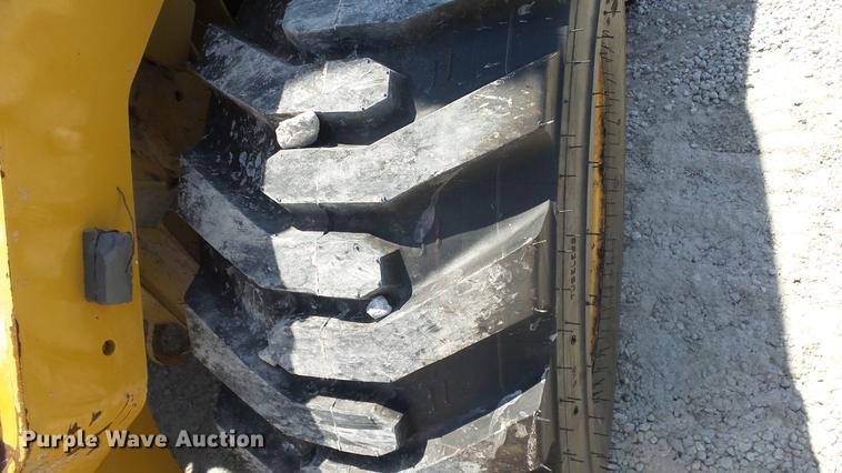 image for item DE7227 2014 Caterpillar 272D skid steer