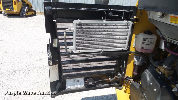 image for item DE7227 2014 Caterpillar 272D skid steer