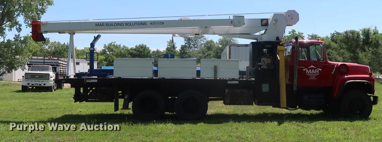 image for item DF2316 1985 Ford 8000 crane truck