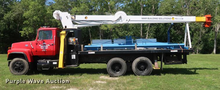 image for item DF2316 1985 Ford 8000 crane truck