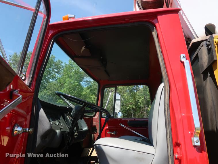 image for item DF2316 1985 Ford 8000 crane truck
