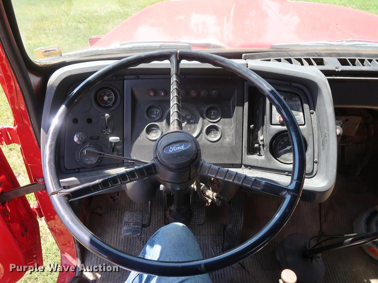 image for item DF2316 1985 Ford 8000 crane truck