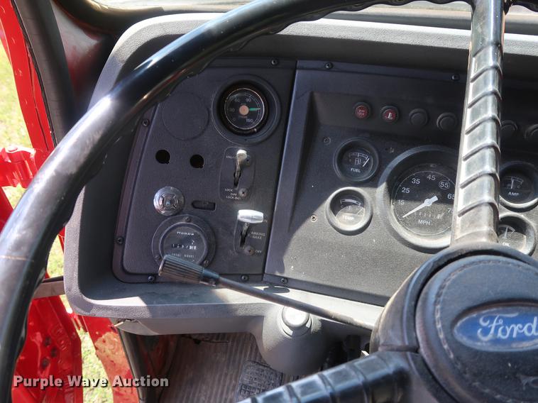 image for item DF2316 1985 Ford 8000 crane truck
