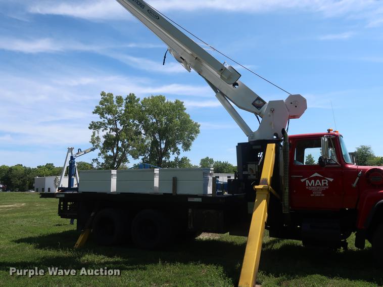 image for item DF2316 1985 Ford 8000 crane truck