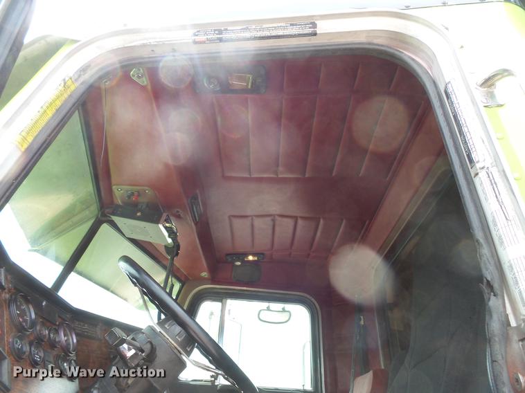 image for item DV9493 1997 Peterbilt 357 dump truck