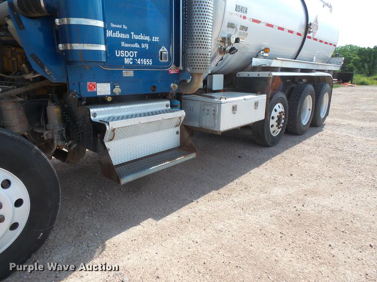 image for item DV9495 2004 Kenworth W900 tank truck