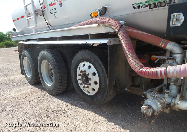 image for item DV9495 2004 Kenworth W900 tank truck