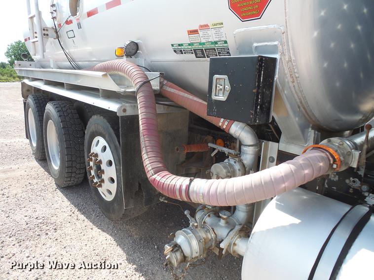 image for item DV9495 2004 Kenworth W900 tank truck