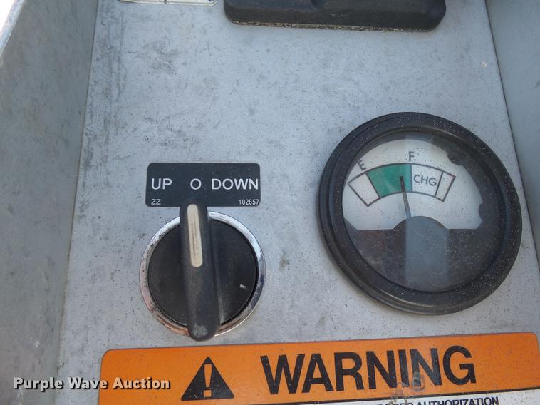 image for item DX9127 1992 Skyjack SJ6832 scissor lift