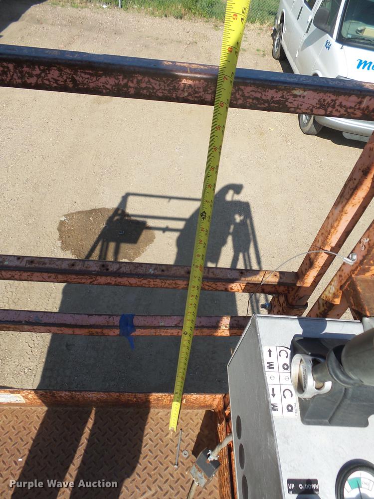 image for item DX9127 1992 Skyjack SJ6832 scissor lift