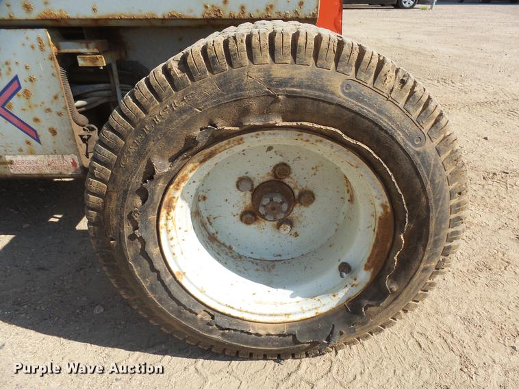 image for item DX9127 1992 Skyjack SJ6832 scissor lift