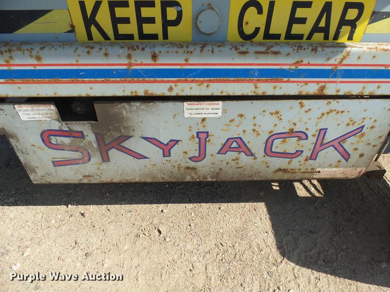 image for item DX9127 1992 Skyjack SJ6832 scissor lift