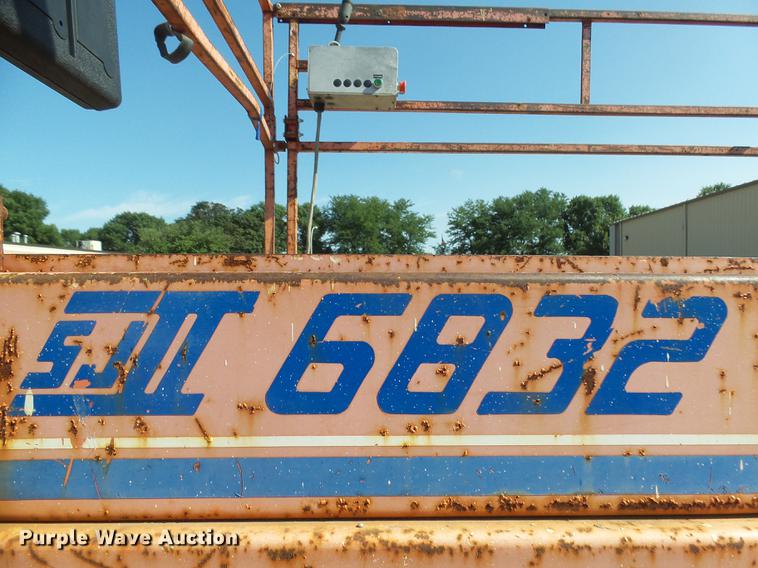 image for item DX9127 1992 Skyjack SJ6832 scissor lift