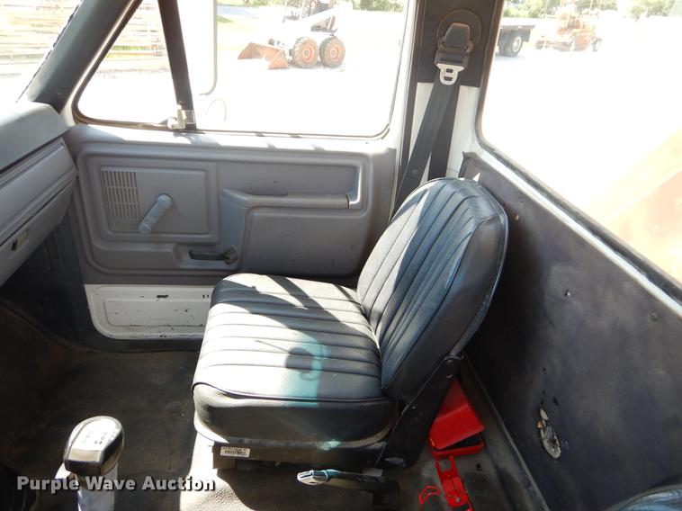 image for item EI9852 1995 Ford F800 crane truck