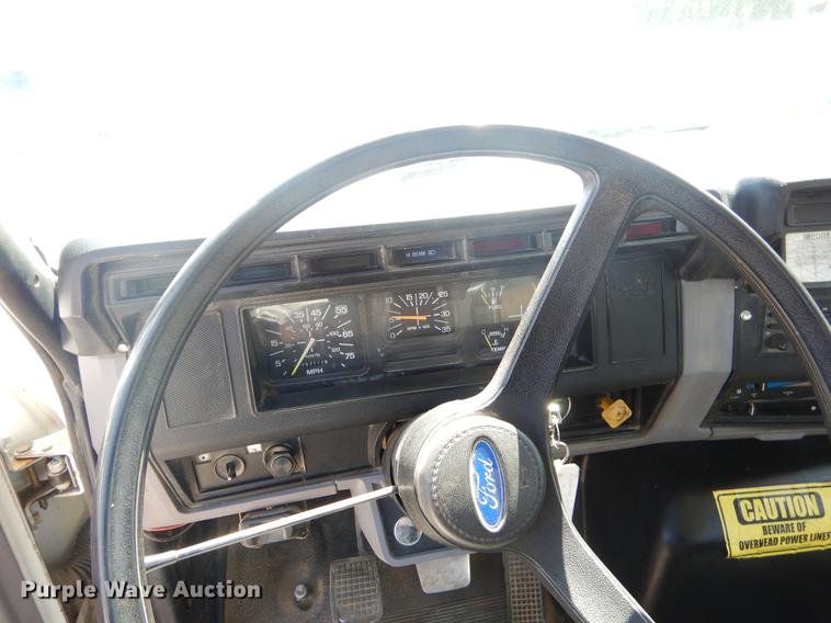 image for item EI9852 1995 Ford F800 crane truck