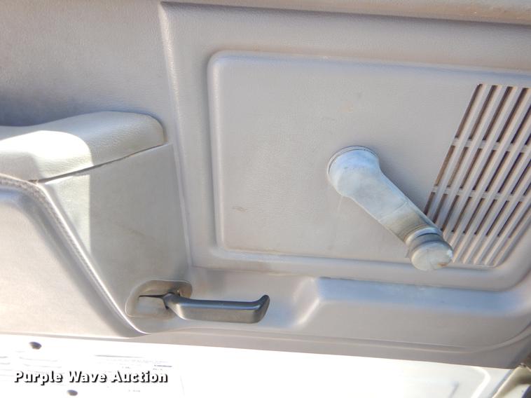 image for item EI9852 1995 Ford F800 crane truck