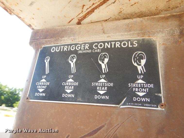 image for item EI9852 1995 Ford F800 crane truck