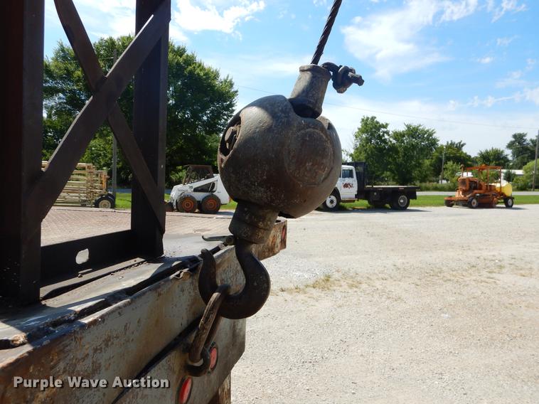 image for item EI9852 1995 Ford F800 crane truck