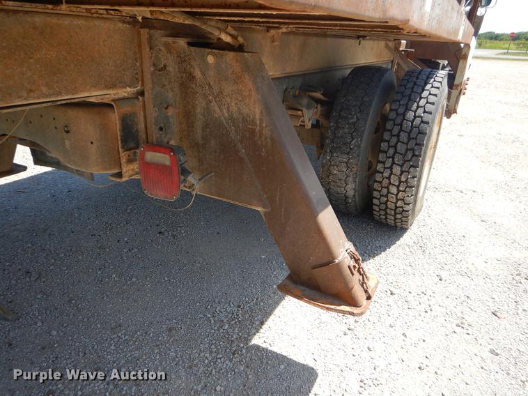 image for item EI9852 1995 Ford F800 crane truck