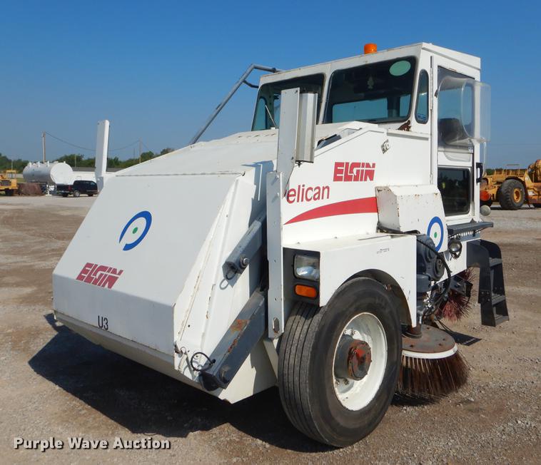 image for item EK9586 2005 Elgin Pelican S street sweeper