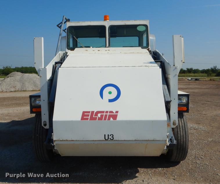 image for item EK9586 2005 Elgin Pelican S street sweeper