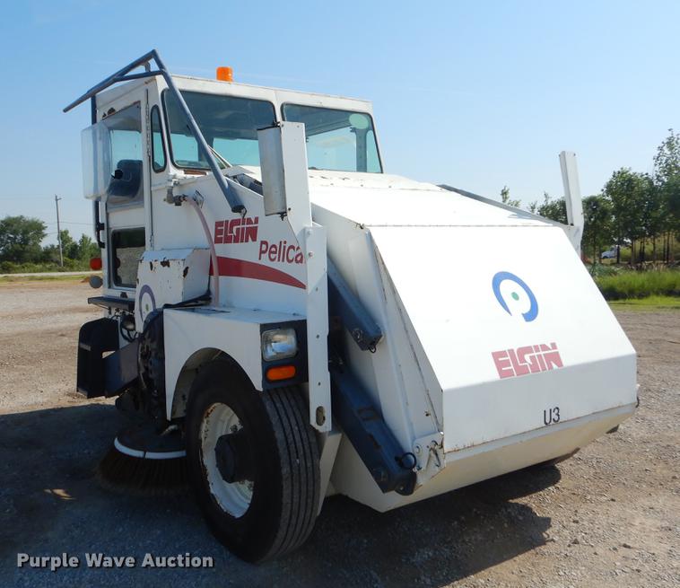 image for item EK9586 2005 Elgin Pelican S street sweeper