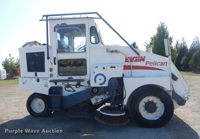 image for item EK9586 2005 Elgin Pelican S street sweeper
