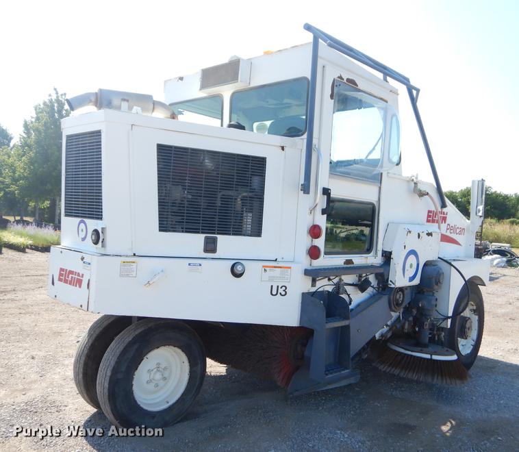 image for item EK9586 2005 Elgin Pelican S street sweeper