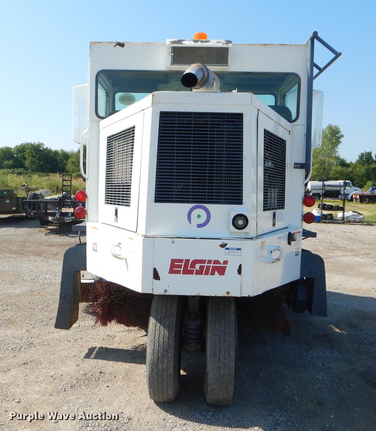 image for item EK9586 2005 Elgin Pelican S street sweeper