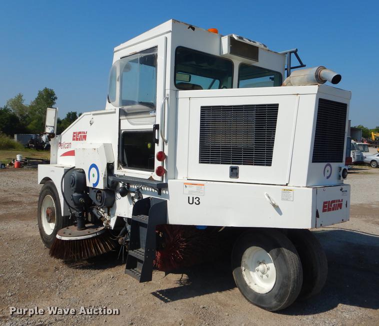 image for item EK9586 2005 Elgin Pelican S street sweeper