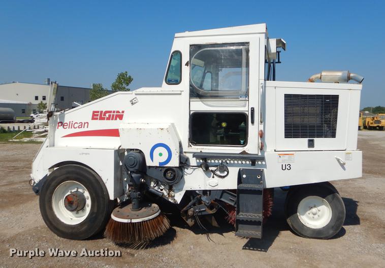 image for item EK9586 2005 Elgin Pelican S street sweeper