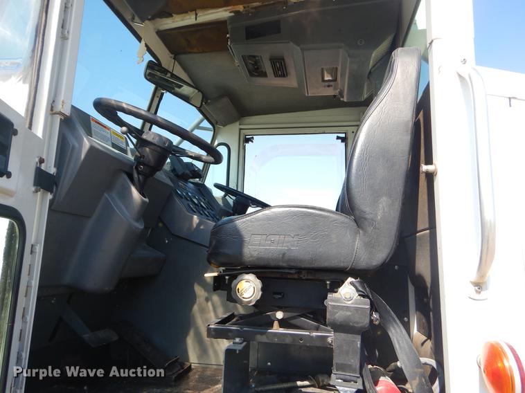 image for item EK9586 2005 Elgin Pelican S street sweeper