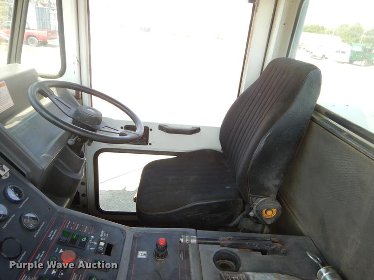 image for item EK9586 2005 Elgin Pelican S street sweeper