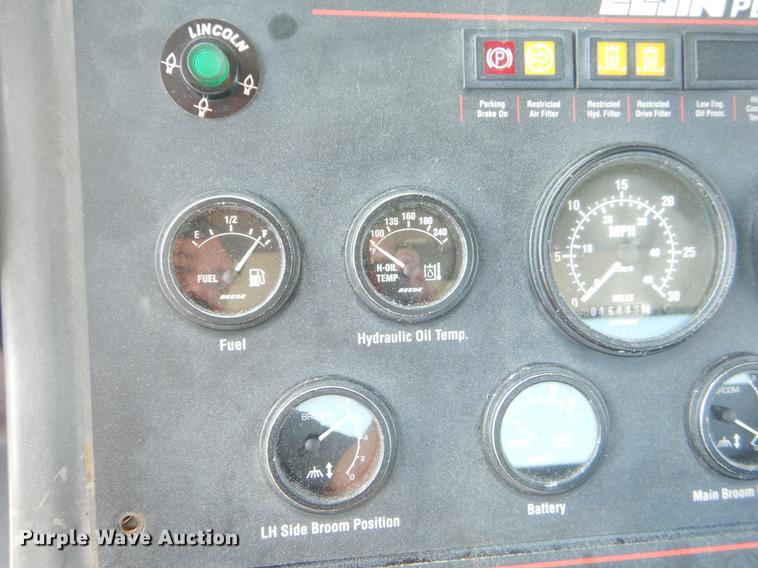 image for item EK9586 2005 Elgin Pelican S street sweeper