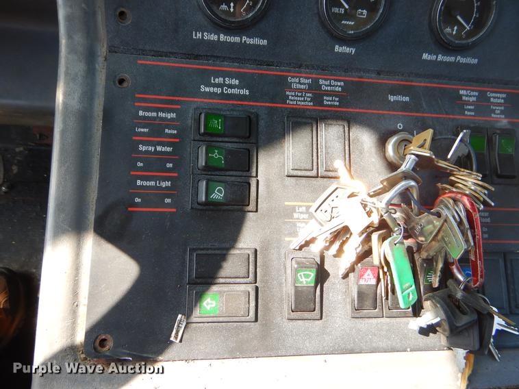 image for item EK9586 2005 Elgin Pelican S street sweeper