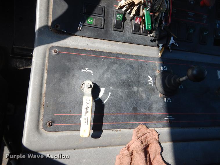 image for item EK9586 2005 Elgin Pelican S street sweeper