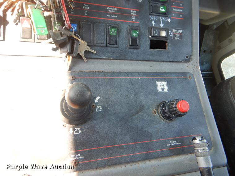 image for item EK9586 2005 Elgin Pelican S street sweeper