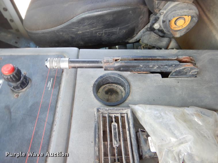 image for item EK9586 2005 Elgin Pelican S street sweeper