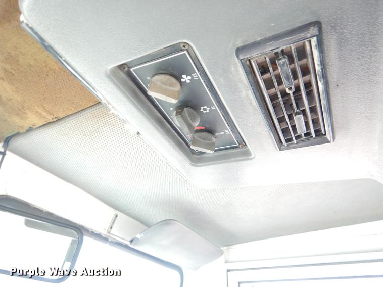 image for item EK9586 2005 Elgin Pelican S street sweeper