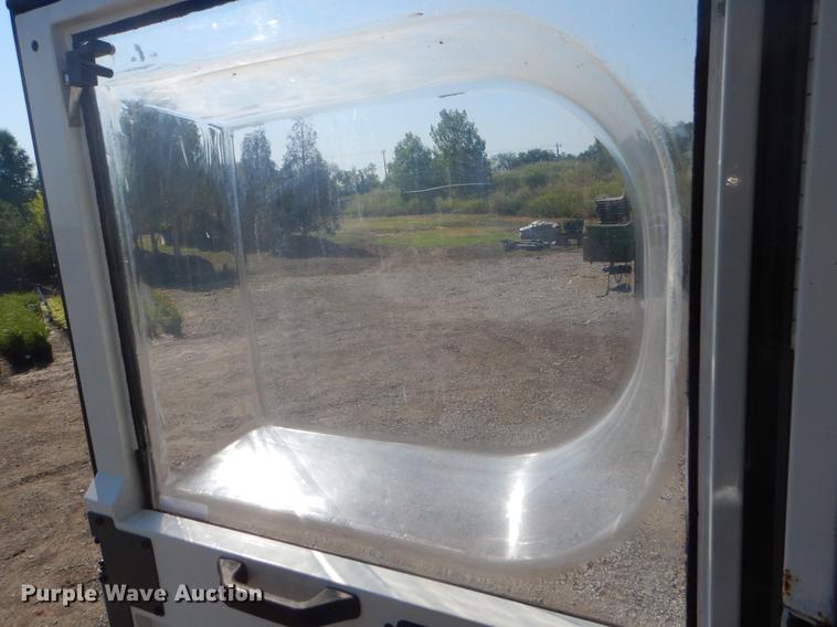 image for item EK9586 2005 Elgin Pelican S street sweeper