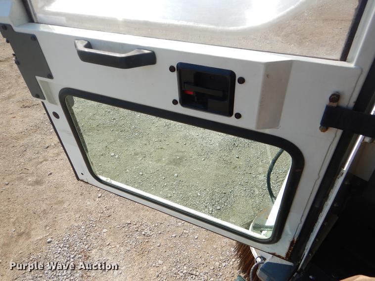 image for item EK9586 2005 Elgin Pelican S street sweeper