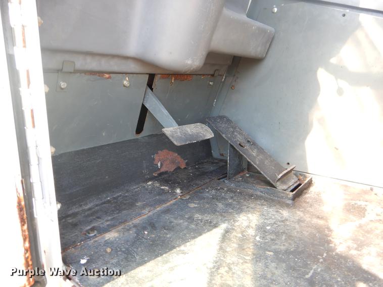 image for item EK9586 2005 Elgin Pelican S street sweeper