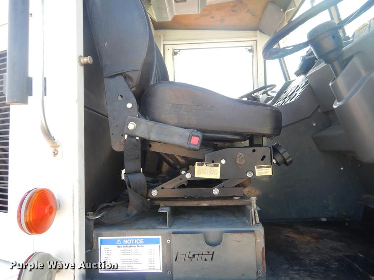 image for item EK9586 2005 Elgin Pelican S street sweeper