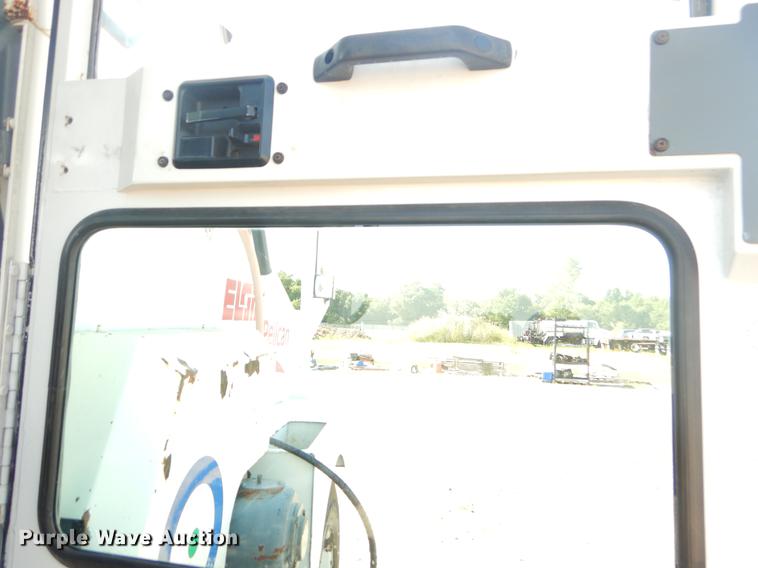 image for item EK9586 2005 Elgin Pelican S street sweeper