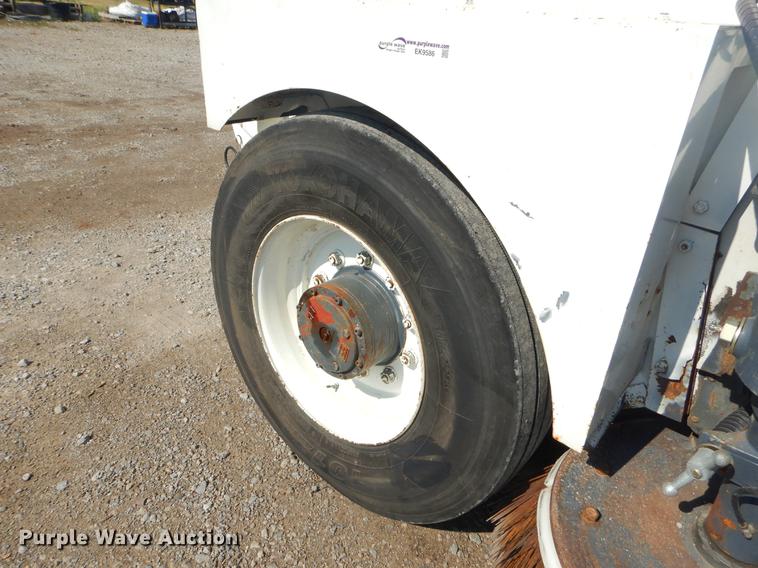 image for item EK9586 2005 Elgin Pelican S street sweeper